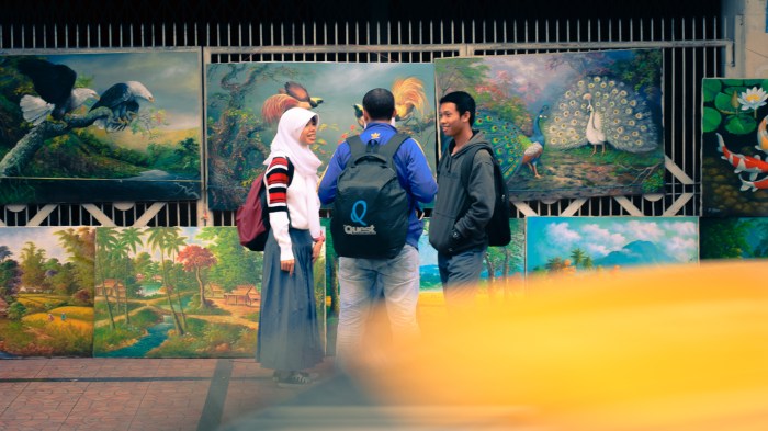 Bisa diliat, di jalan Braga itu banyak seniman-seniman yang suka memajang karya-karyanya di pinggir bangunan tua. Gak jarang juga orang berhenti sejenak buat mengamati karya-karya mereka