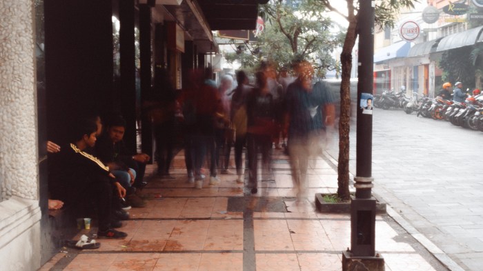 Jalan Braga itu bisa dibilang cukup sibuk lah ya, tiap sore banyak orang yang jalan kaki untuk lebih menyatu dengan Bandung