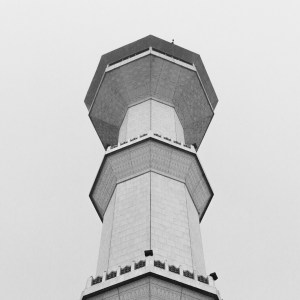 Kalo kalian berkeliling di sekitar Jalan Asia-Afrika, pasti langsung keliatan menara dari Masjid Raya Bandung yang terletak gak jauh dari situ.