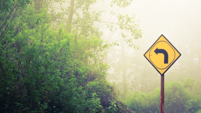 Karena jarak pandang yang pendek maka jalan ini dilengkapi oleh banyak rambu-rambu jalan, seperti belok kiri, belok kanan, dll.